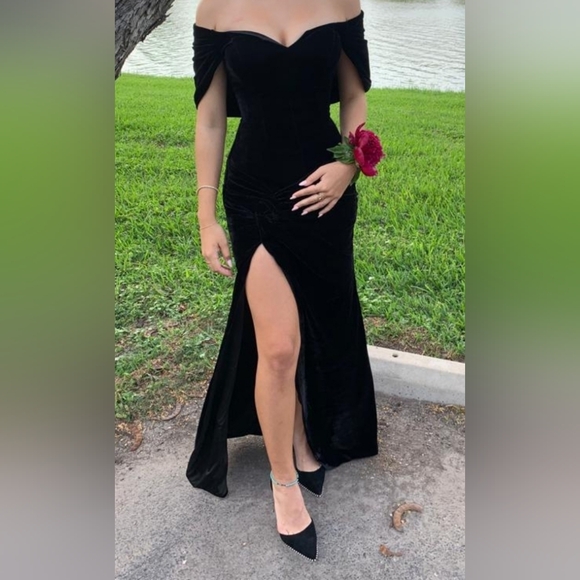 Elegant Black Velvet Evening Dress - Picture 1 of 2